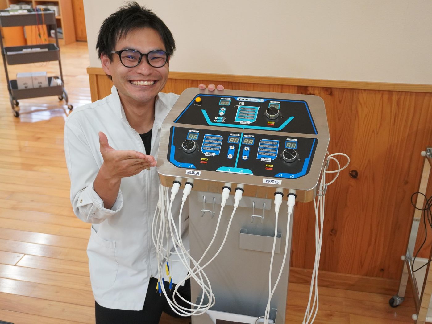 AI検査機器の説明をするスタッフ