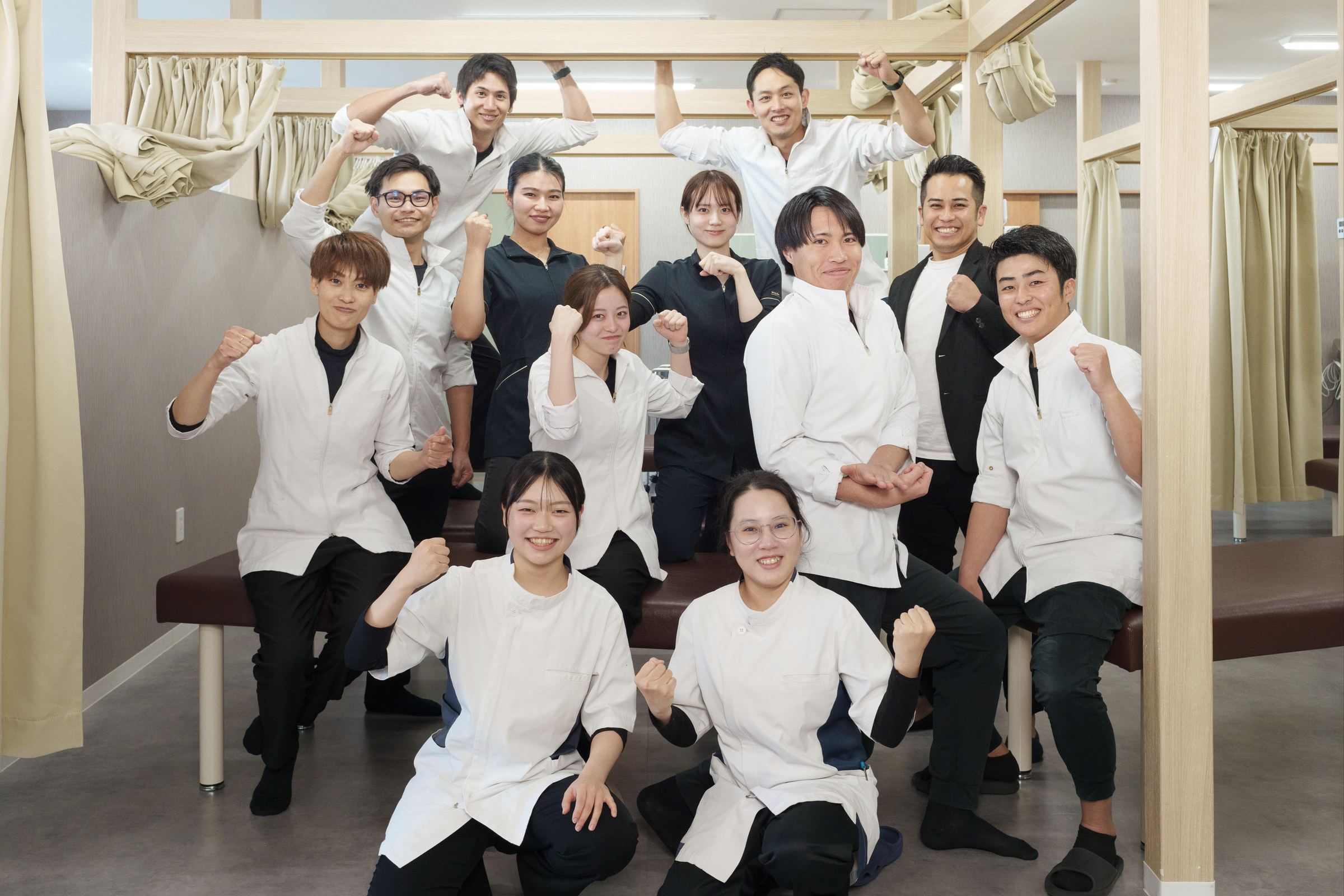 整骨院RENのスタッフ集合写真